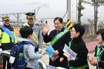 [포토뉴스] 평창군, 개학기 맞아 '아이 먼저' 캠페인 실시