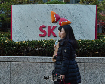 지주사 돈 빌리고 계열사 돈 굴리고 … SK그룹, '반도체만 호황'의 이면