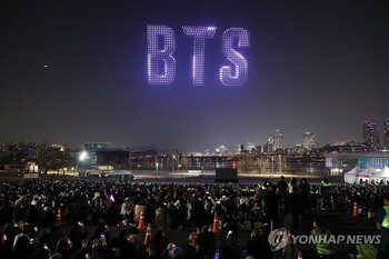 BTS 컴백 공연에 외신도 주목 … "팬들 소비한계 시험" 