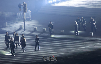 [포토] 목발 짚고 무대로 이동하는 BTS RM