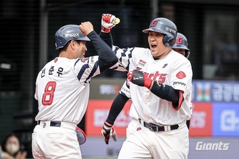 '홈런 4방 폭발' 롯데, 한화 잡고 시범경기 '선두 질주'