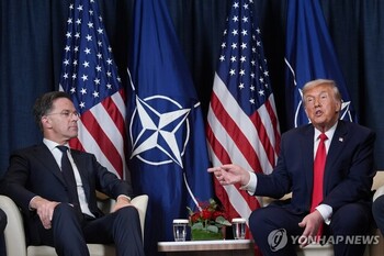 韓 '햇볕론자'들 보란 듯 … 나토총장 