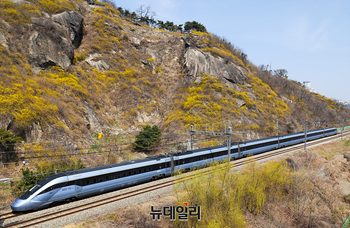 [포토] 기차는 봄을 싣고