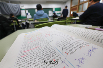 [포토] 전국연합학력평가 준비하는 수험생들