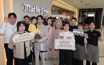 [포토] 매드포갈릭, 새 도약 위한 2026 브랜드 슬로건 ‘매드포패밀리’ 선언