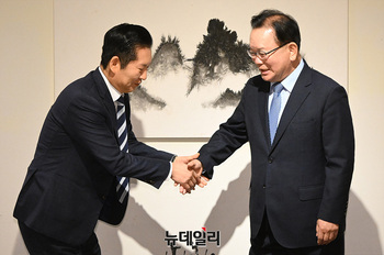 [포토] 인사나누는 정청래·김부겸