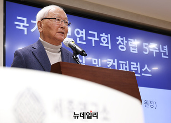 [포토] 축사하는 이병호 전 국정원장 