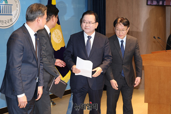 [포토] 대구시장 출마회견 마친 김부겸 전 국무총리