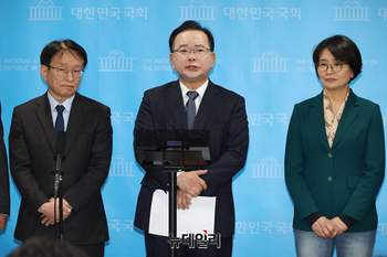 [포토] 기자들의 질문에 답하는 김부겸 전 국무총리