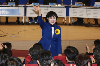 [포토] 손들어 인사하는 전현희 서울시장 예비후보