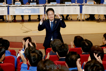 [포토] 현장 최고위서 인사하는 박주민