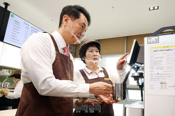 [포토] 오세훈 '일일 바리스타'