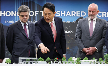 [포토] '감사의 정원' 모형 구경하는 오세훈 서울시장 