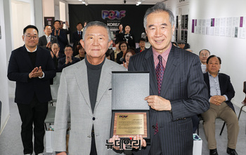 [포토] 감사패 받은 신철식 상임대표