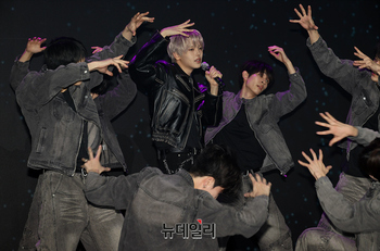 [영상] 타이틀곡 WANNA 무대 선보이는 장한음