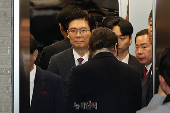[포토] 당사로 향하는 조정훈 국민의힘 의원
