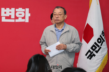 [포토] 기자들의 질문에 답하는 이정현 국민의힘 공관위원장