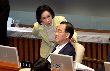 [포토] 대화 나누는 주호영·이인선