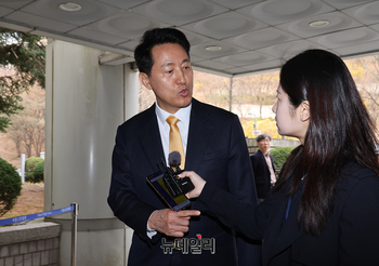 [포토] 여론조사 대납 의혹 공판 출석하는 오세훈 서울시장