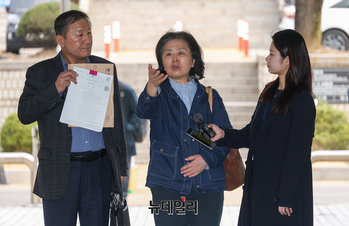 [포토] 증인 출석하는 김영선 전 의원