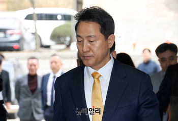 [포토] 여론조사 대납 의혹사건 출석하는 오세훈 서울시장