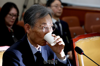 [포토] 물 마시는 고광헌 방미심위 위원장 후보자