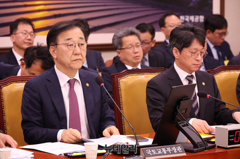 [포토] 의원들의 질문에 답하는 김윤덕 국토교통부 장관