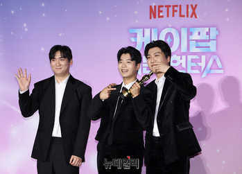 [영상] 트로피 든 케데헌 프로듀서 '아이디오'