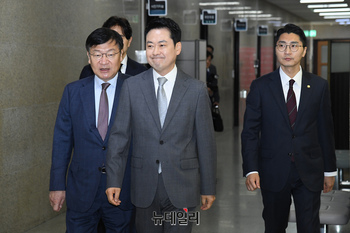 [포토] 시상식 참석하는 장동혁 국민의힘 대표