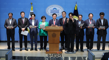 [포토] 정부 추경안 관련 입장 발표하는 국민의힘 의원들