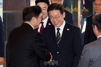 [포토] 인사 나누는 이재명 대통령과 우원식 의장