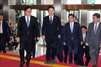 [포토] 사전환담 위해 이동하는 이재명 대통령