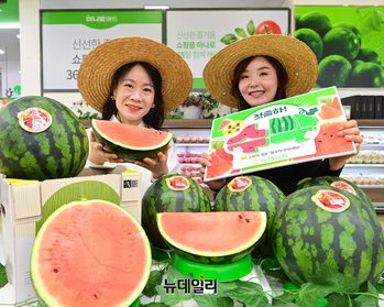 [포토] 농협유통 하나로마트, 경남 함안 '봄 수박' 첫 판매