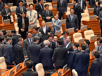 국회는 환호·셀카, 시장은 사이드카 비명 … 국힘, '李 추경' 맹공
