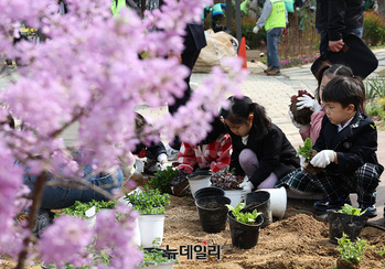 [포토] '나무를 심어요'