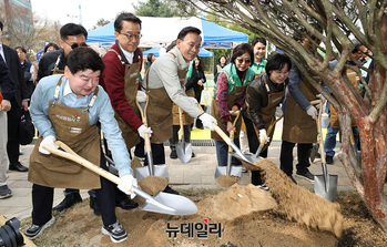 [포토] 기념식수하는 조성명 강남구청장