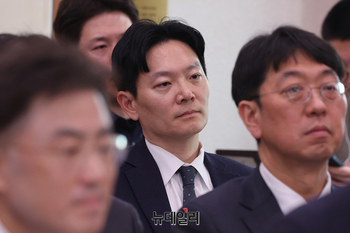 [포토] 조작기소 국조 앉아 있는 박상용 검사