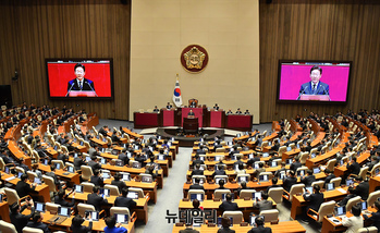 지방선거 앞 '고무신 정치' 부활? … 정부에서도 지자체에서도 돈 풀기 경쟁