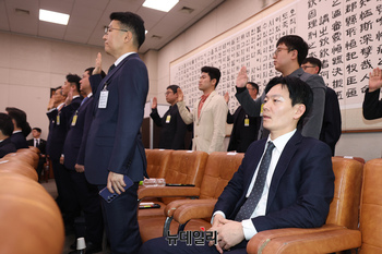 [포토] 선서 거부하고 앉아 있는 박상용 검사