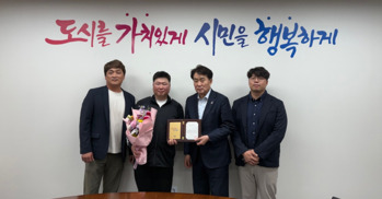 군포시, 쓰레기 속 1300만원 찾아준 환경미화원 '시장 표창'