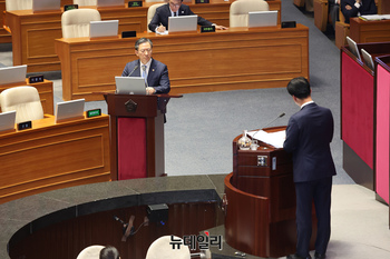 [포토] 대정부질문서 답변하는 정성호 법무부 장관