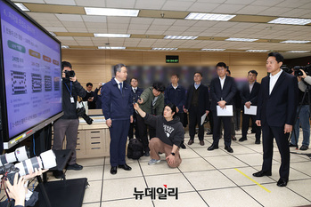 [포토] '무선통신 기반 열차제어시스템(CBTC)' 설명듣는 오세훈