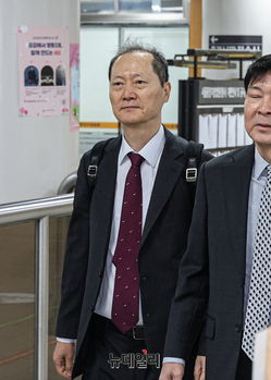 [포토] 법원 출석하는 이완규 전 법제처장