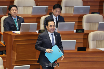 [포토] 단상으로 향하는 박홍근 기획예산처 장관