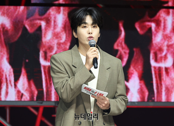 [포토] 키스오브라이프 소개하는 조정식 아나운서