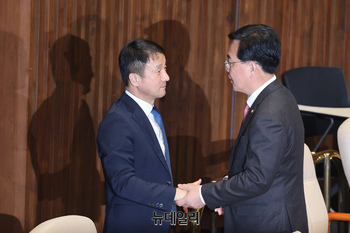 [포토] 본회의서  인사 나누는 한병도·송언석 원내대표
