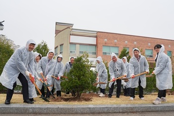 [포토뉴스] 강원특별자치도교육청, '제81회 식목일' 맞아 나무심기·환경정비 행사 실시