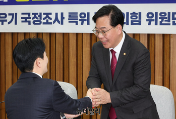 [포토] 인사 나누는 박상용-송언석