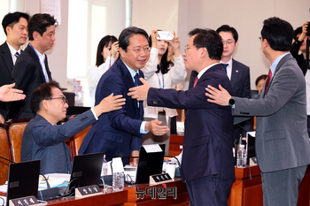 [포토] 설전 벌이는 김형동·박선원