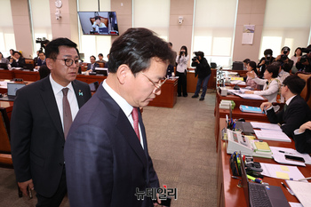 [포토] 회의장 떠나는 조작기소 특위 국민의힘 의원들